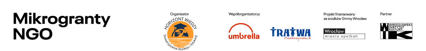 Zestaw czterech logotypów organizacji: Fundacja EkoRozwoju (pomarańczowe koło z czapką absolwenta i globem), Umbrella (czerwony półokrąg), Tratwa – Aktywność Społeczna (niebiesko‑czerwony napis) oraz Wrocław Miasto Spotkań (szary i czarny prostokątny znak).