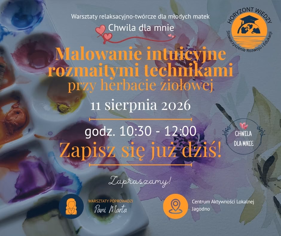 Plakat promujący warsztaty „Malowanie intuicyjne rozmaitymi technikami przy herbacie ziołowej” dla młodych matek, z akwarelami, pędzlami i kwiatowymi ilustracjami w tle oraz informacjami o terminie, miejscu i prowadzącej.