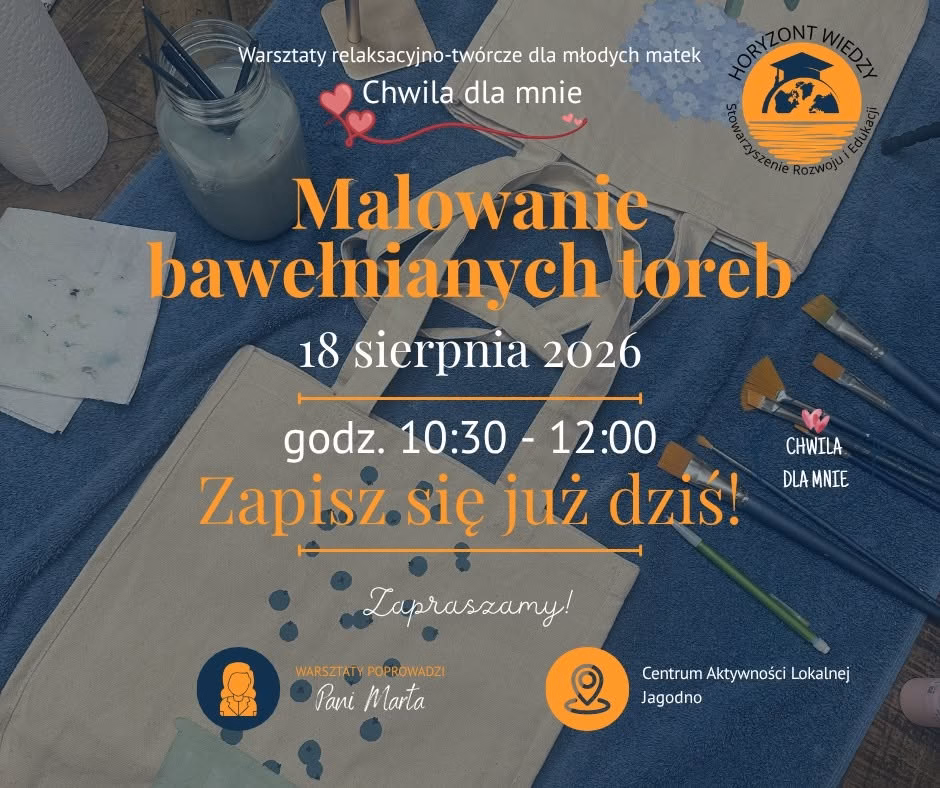 Plakat promujący warsztaty „Malowanie bawełnianych toreb” dla młodych matek, przedstawiający farby, pędzle i bawełniane torby ułożone na niebieskim tle oraz informacje o terminie, miejscu i prowadzącej.